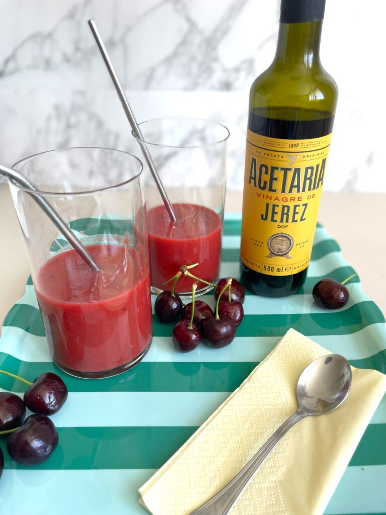 Lavar y pelar ingredientes para gazpacho de cereza